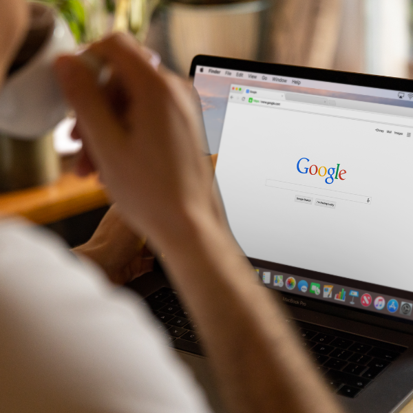 Equipe técnica da Agência Web Marketing operando tráfego pago