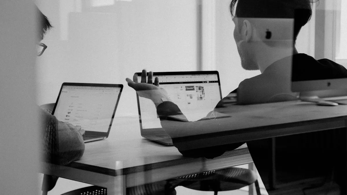 Especialista em SEO em Reunião Estratégica de Crescimento e ROI Reunião de consultoria com especialista em SEO apresentando resultados de conversão e ROI